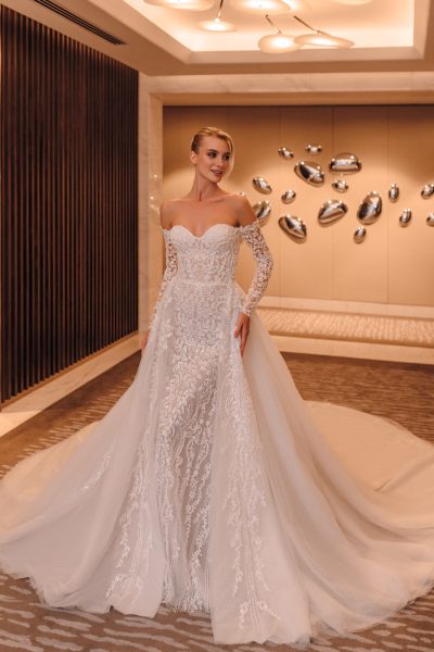 abito da sposa lussuoso Demetria in pizzo e tulle firmato Giovanna Alessandro Lauria