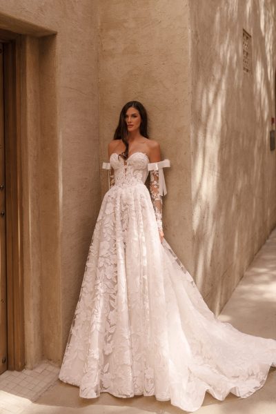 Abito da sposa Milena a principessa con corsetto a cuore e maniche in tulle